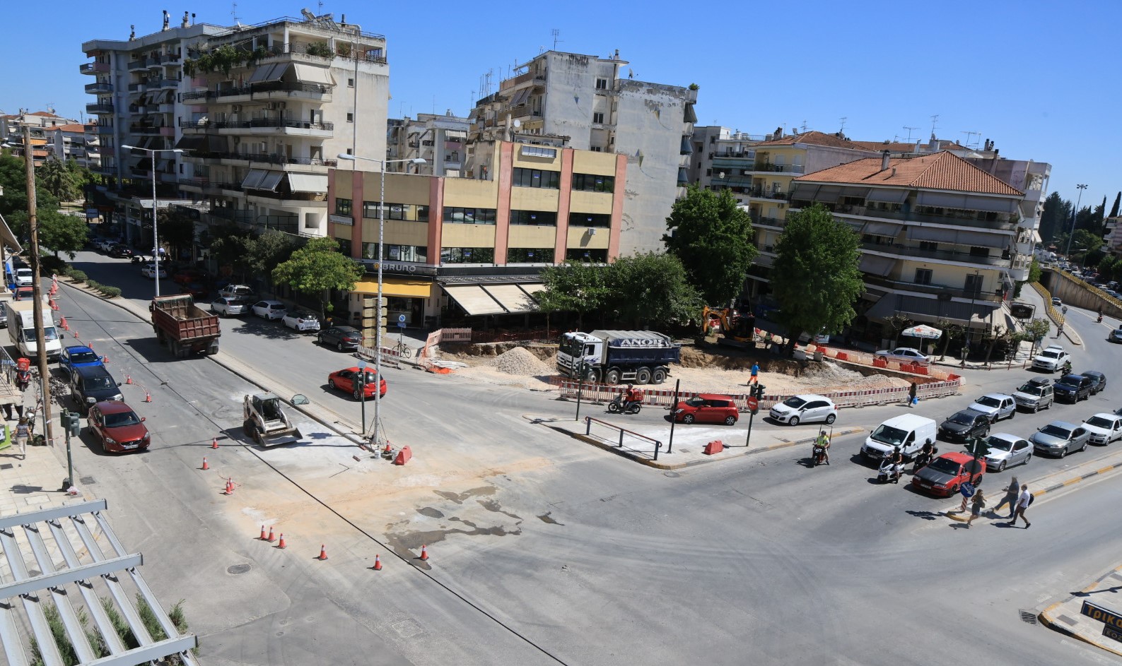 Σε εξέλιξη τα έργα στη συμβολή των οδών Παναγούλη-Ηρ. Πολυτεχνείου-Φαρσάλων